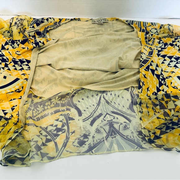 Live and Let Live Woman's Pull Over Size 2X Embellished V Neck Yellow Geometric - Picture 5 of 16